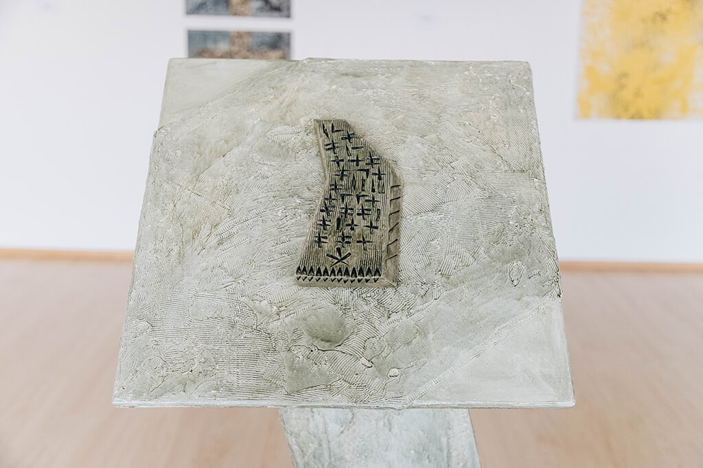 Prima che il tempo avesse inizio e fine di Simone di Stefano,Stele in terracotta policroma su legno multimaterico, 2015